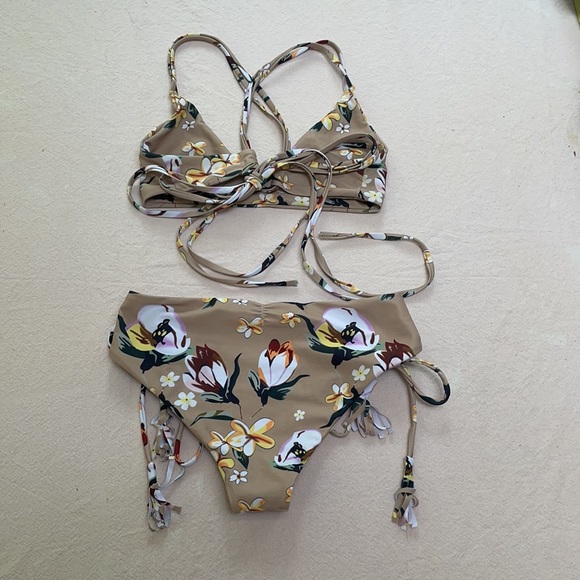 Bikini - Picture 2 of 2